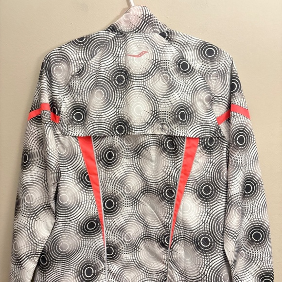 Saucony Black & White Circular Print Running Jacket w Coral Accents – Size Small - Picture 12 of 15